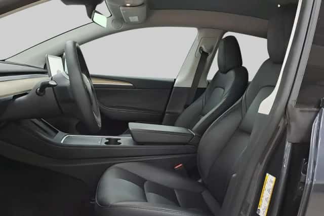 Tesla Model Y (2023) thumbnail 5