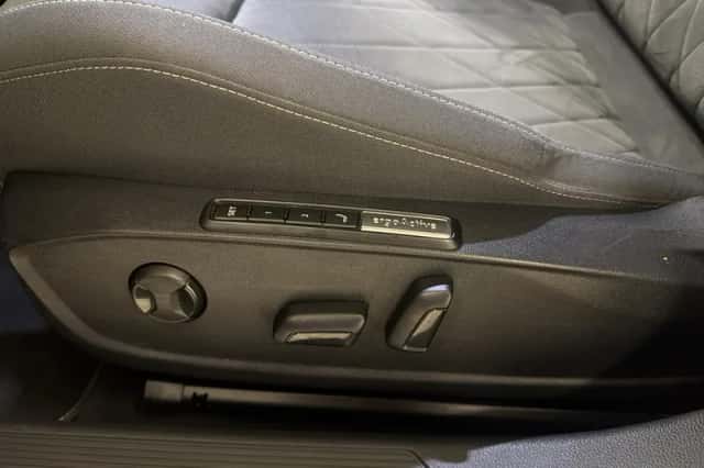 Volkswagen Golf (2021) thumbnail 6