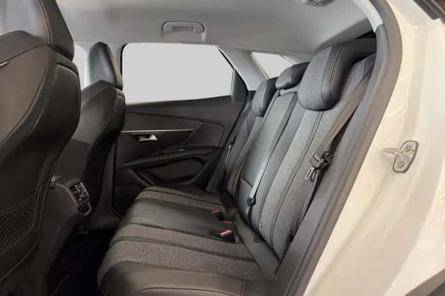 Peugeot 3008 (2018) thumbnail 6