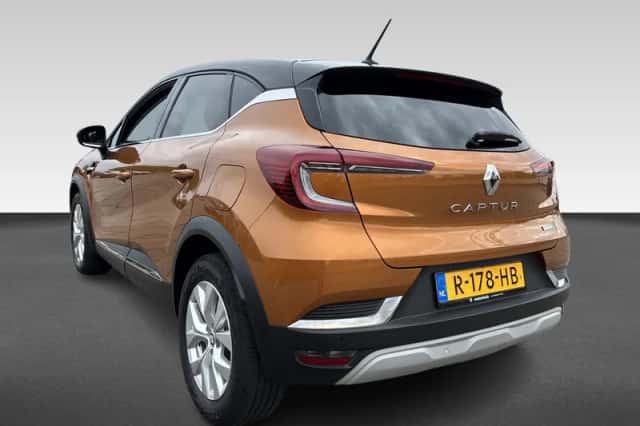 Renault Captur (2022) thumbnail 3