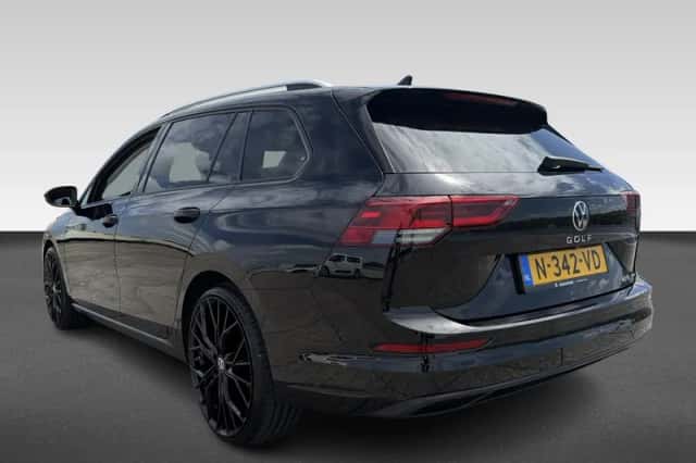 Volkswagen Golf (2022) thumbnail 3