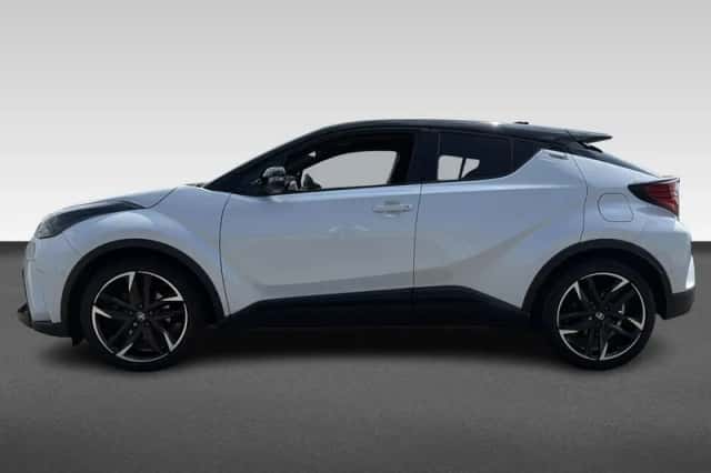 Toyota C-HR (2022) thumbnail 2