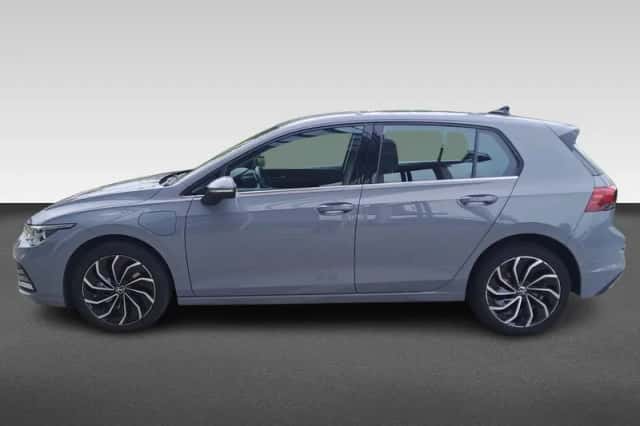 Volkswagen Golf (2022) thumbnail 2