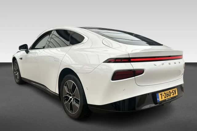 XPENG P7 (2023) thumbnail 3