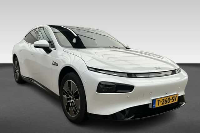 XPENG P7 (2023) thumbnail 6