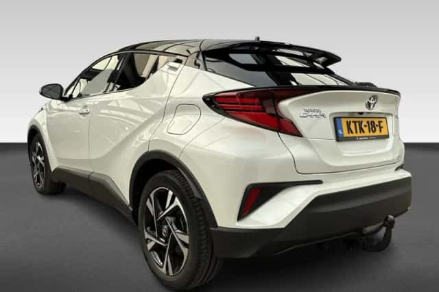 Toyota C-HR (2022) thumbnail 3