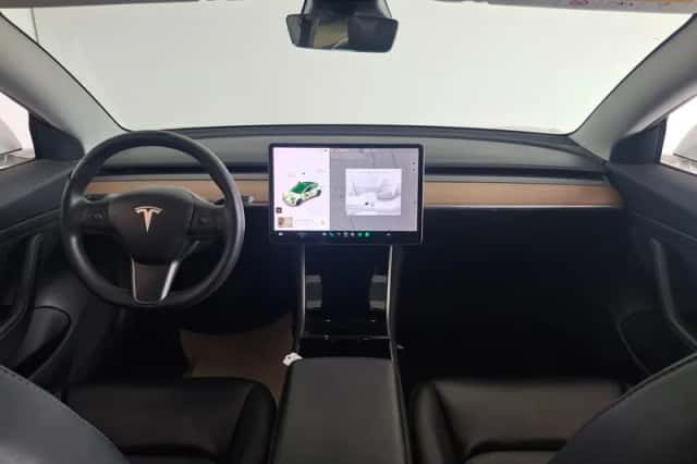 Tesla Model 3 (2020) thumbnail 3