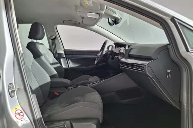 Volkswagen Golf (2022) thumbnail 6