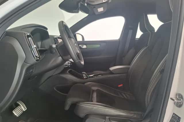 Volvo XC40 (2022) thumbnail 3