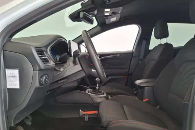 Ford Focus (2022) thumbnail 3
