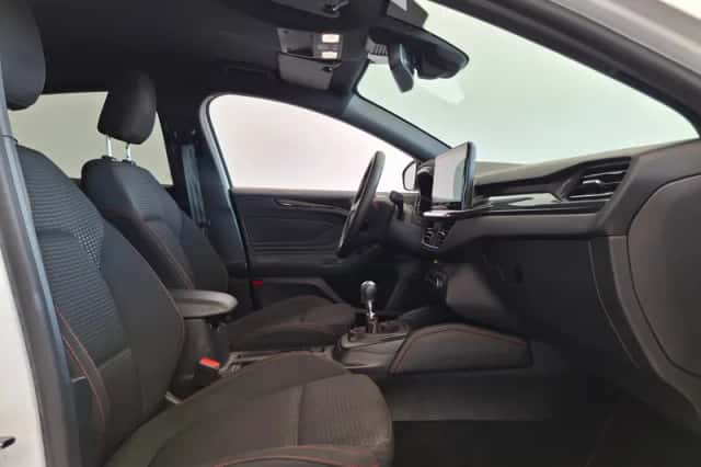 Ford Focus (2022) thumbnail 6