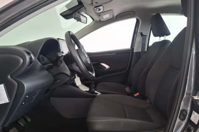 Toyota Yaris (2023) thumbnail 3