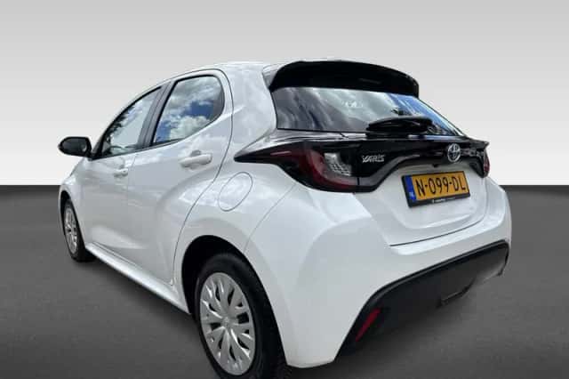 Toyota Yaris (2021) thumbnail 3