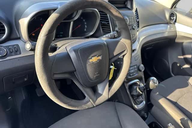Chevrolet Orlando (2012) thumbnail 4
