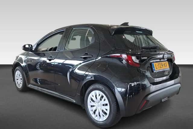 Toyota Yaris (2021) thumbnail 3