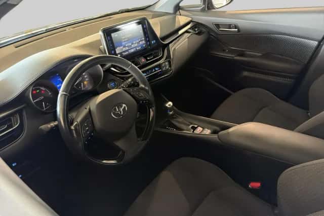 Toyota C-HR (2017) thumbnail 4