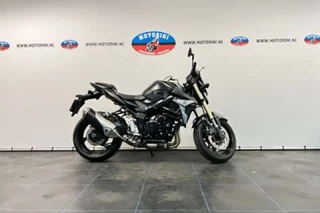 Suzuki GSR (2015) thumbnail 1