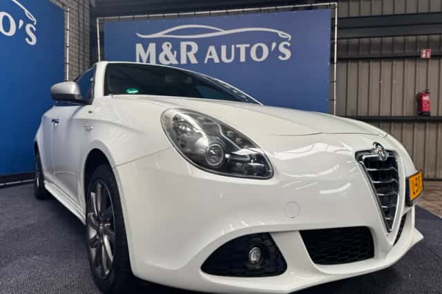 Alfa Romeo Giulietta (2013) thumbnail 2