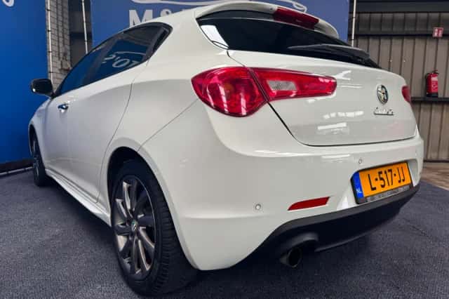 Alfa Romeo Giulietta (2013) thumbnail 8
