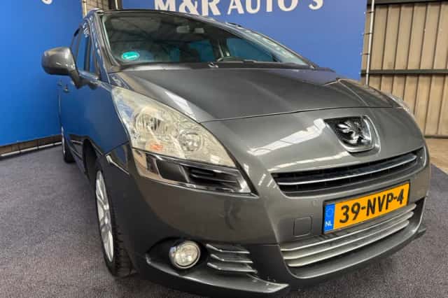 Peugeot 5008 (2011) thumbnail 2