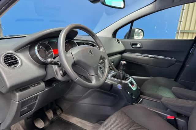 Peugeot 5008 (2013) thumbnail 12