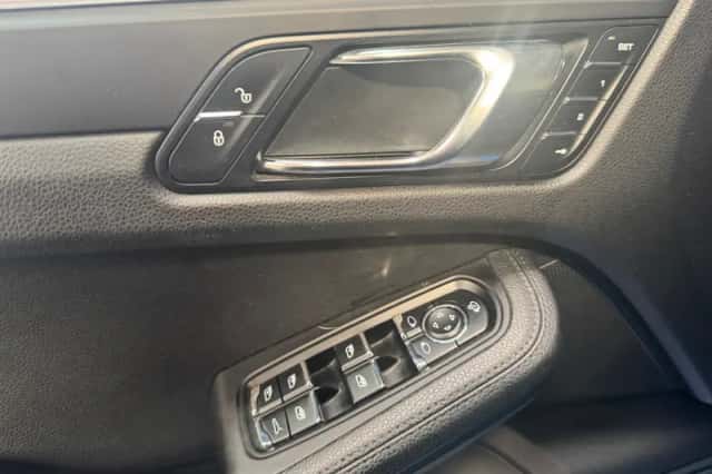 Porsche Macan (2017) thumbnail 22