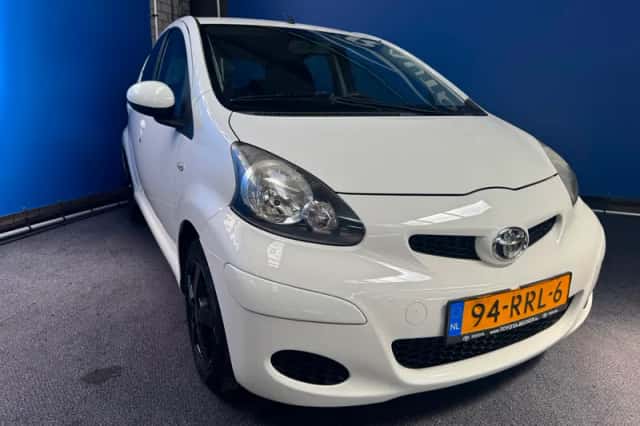 Toyota Aygo (2011) thumbnail 2