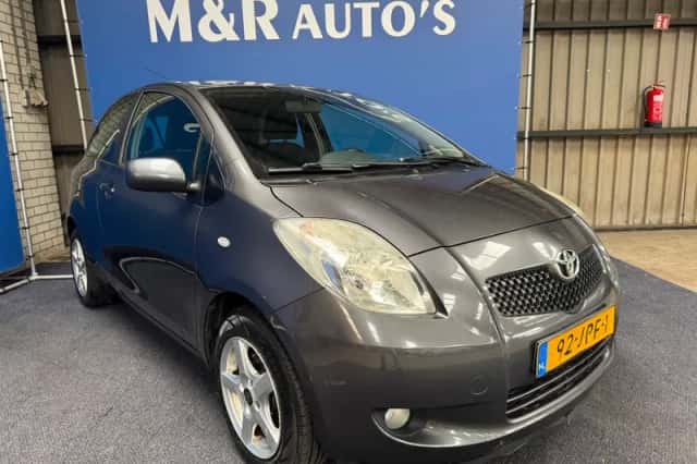 Toyota Yaris (2009) thumbnail 2