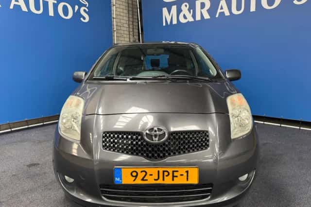 Toyota Yaris (2009) thumbnail 3