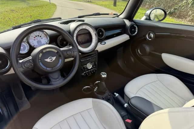 MINI Cabrio (2012) thumbnail 5