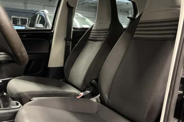 Volkswagen Up! (2019) thumbnail 15