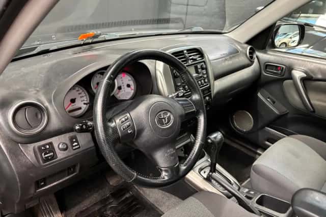 Toyota RAV4 (2004) thumbnail 12