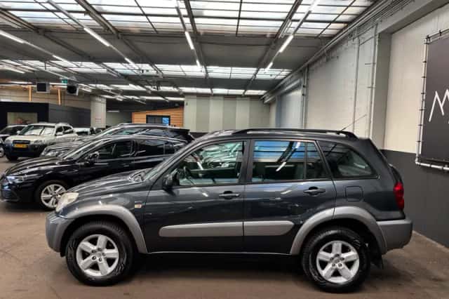 Toyota RAV4 (2004) thumbnail 4