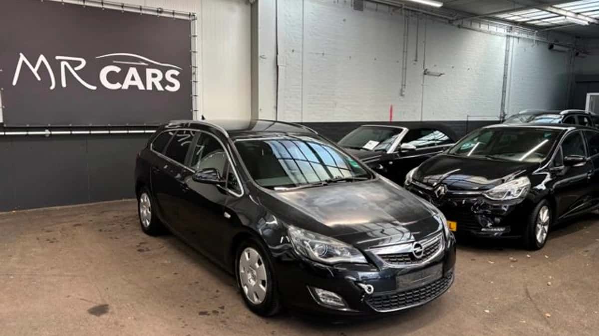 Opel Astra Sports Tourer (2011) — foto 1