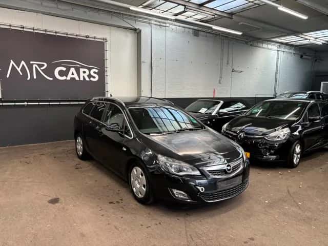 Opel Astra Sports Tourer (2011) — foto 1