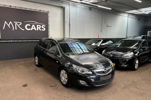 Opel Astra Sports Tourer (2011) thumbnail 2