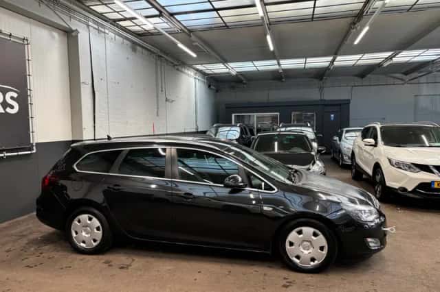 Opel Astra Sports Tourer (2011) thumbnail 3
