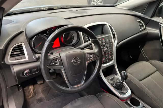 Opel Astra Sports Tourer (2011) thumbnail 6