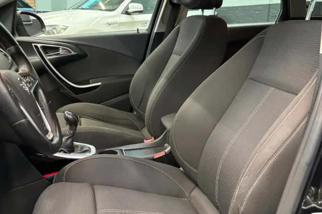 Opel Astra Sports Tourer (2011) thumbnail 9