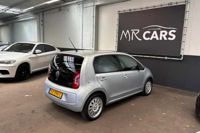 Volkswagen Up! (2015) thumbnail 8