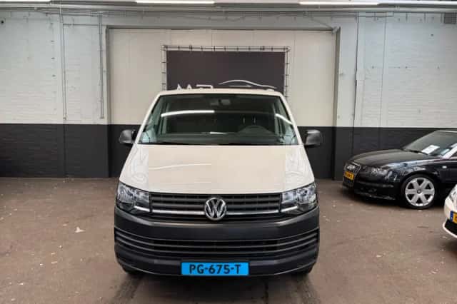 Volkswagen Transporter (2017) thumbnail 2