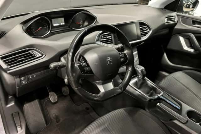Peugeot 308 (2015) thumbnail 12