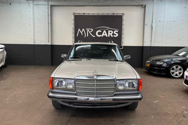 Mercedes-Benz 200-280 (W123) (1985) thumbnail 3