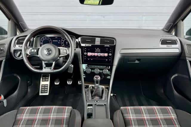 Volkswagen Golf (2019) thumbnail 3