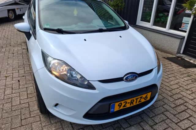 Ford Fiesta (2011) thumbnail 2