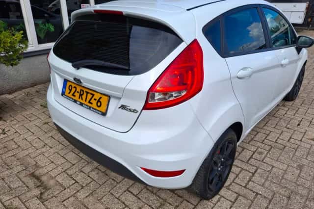 Ford Fiesta (2011) thumbnail 3