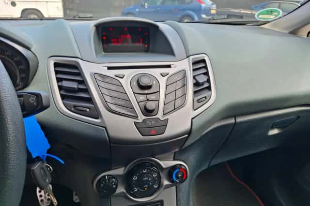 Ford Fiesta (2011) thumbnail 6
