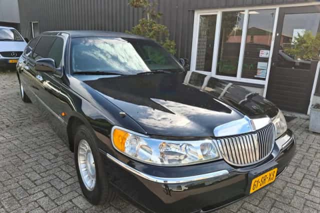Lincoln Town Car (2000) thumbnail 1