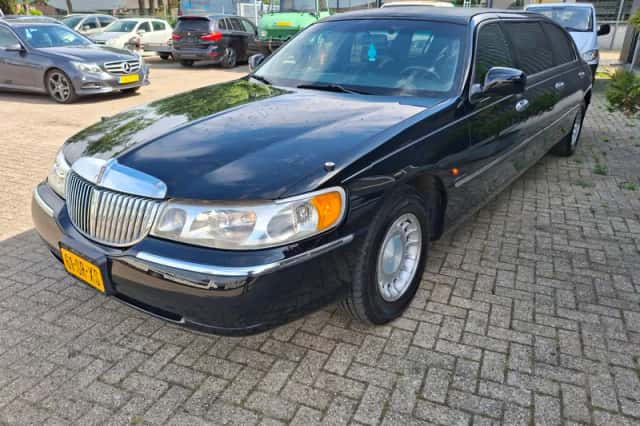Lincoln Town Car (2000) thumbnail 2
