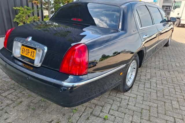 Lincoln Town Car (2000) thumbnail 3
